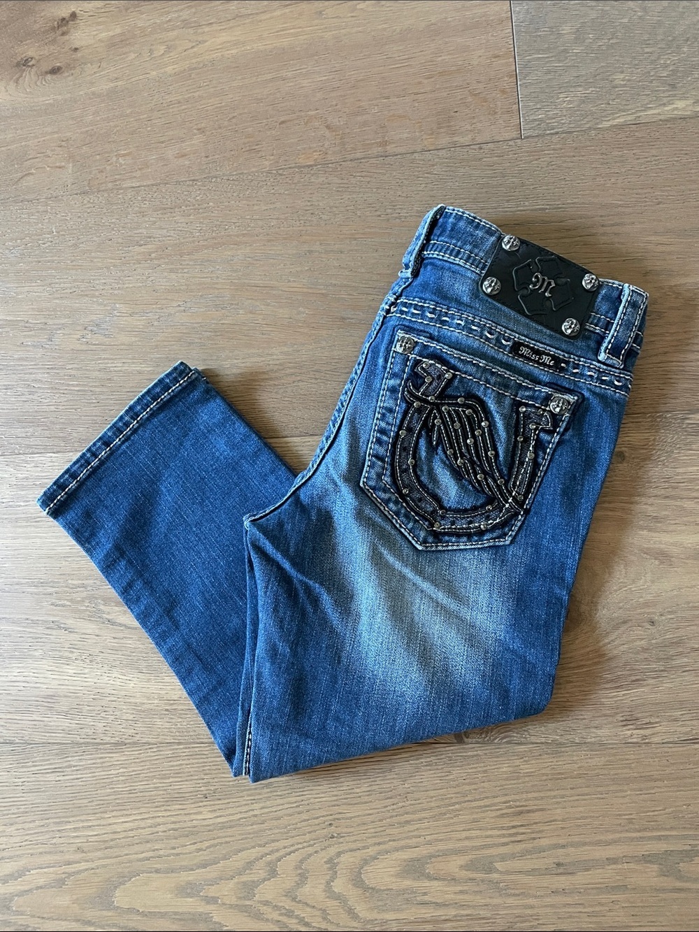 Miss Me Signature Capri Jeans Horseshoe Angel Wing Embroidery Jeweled Size 28